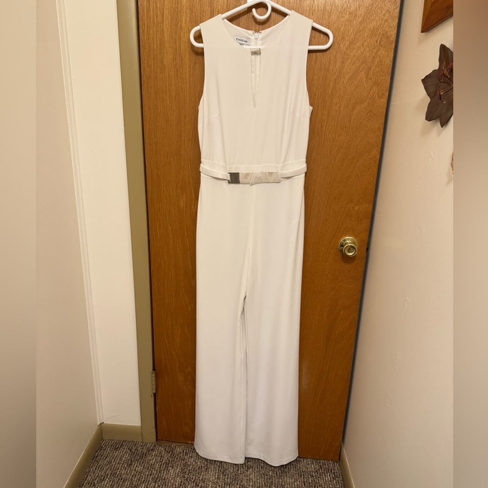 Sz 6 BeBe white belted keyhole jumpsuit very classy embellished with gold NWOT🐸